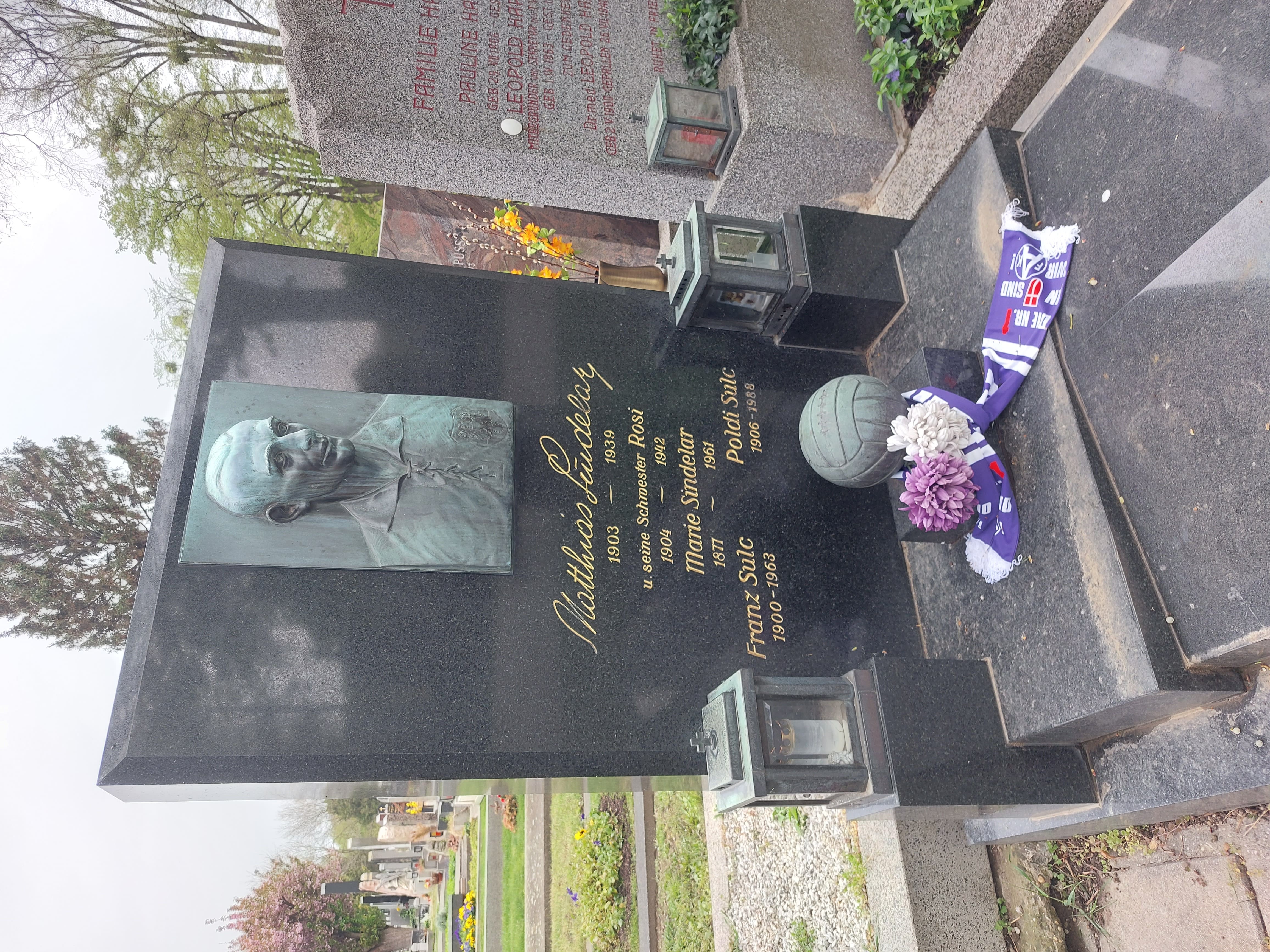 Photo de la tombe de Matthias Sindelar que j'ai prise lors de mon voyage à Vienne, une écharpe de l'Austria Vienne étant posée sur la pierre tombale